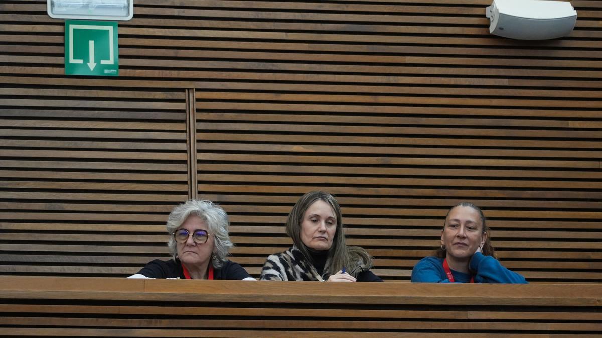 Víctimas de la dana, en las Corts durante el discurso de investidura de Pérez Llorca.