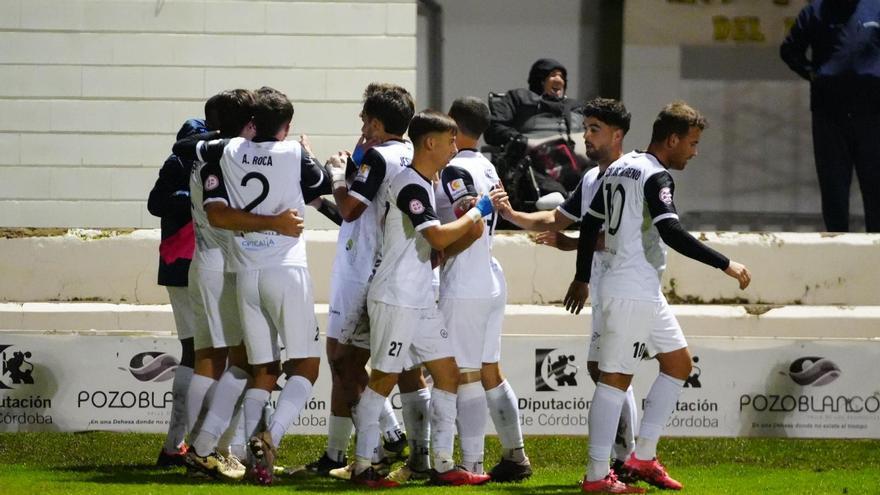 Los futbolistas del CD Pozoblanco celebran uno de sus goles frente al Cartaya.