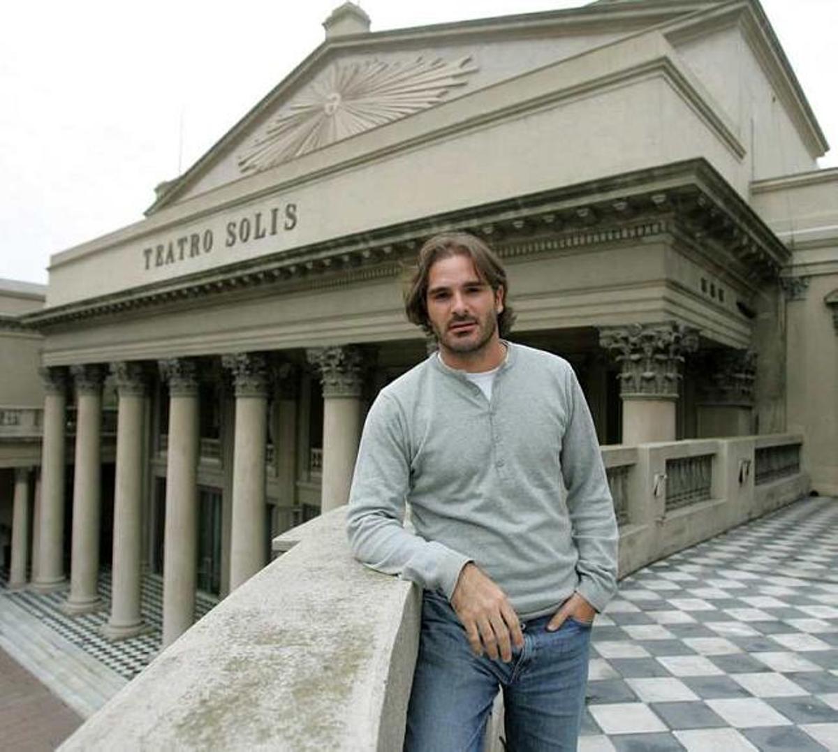 El director de orquesta Ignacio García Vidal, frente al Teatro Solís