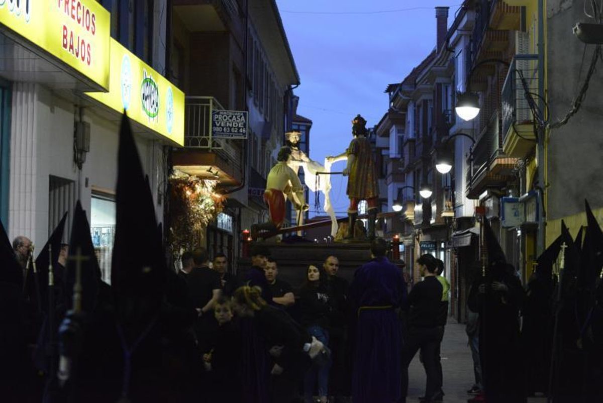 La Santa Vera Cruz tiñe de morado la noche benaventana