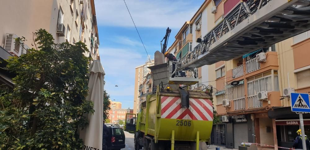 Bomberos liberan a un camión de Limasa del alumbrado navideño