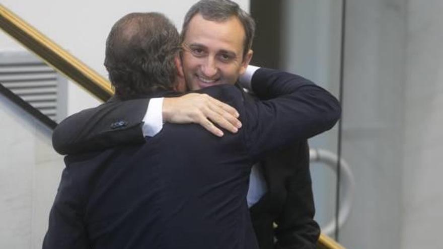 El abrazo de apoyo de César Sánchez a Miguel Zaragoza en el pleno de la semana pasada en la Diputación.