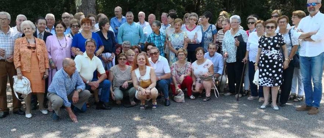 Los antiguos alumnos que participaron en el encuentro, en Tablizo.