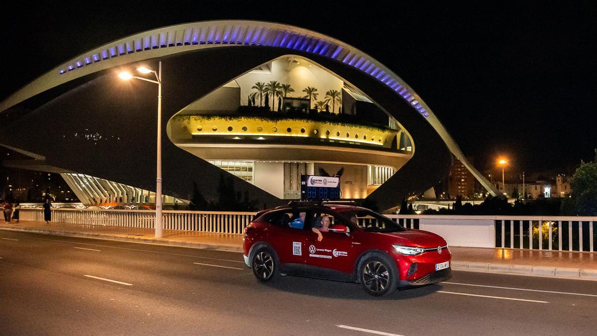 La gama eléctrica de VW ID recorrió el centro de la ciudad acompañando a los corredores.