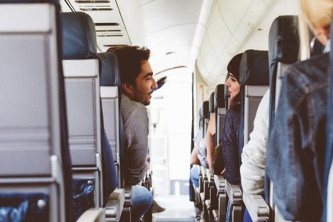 Sobrevivir a un compañero de asiento hablador