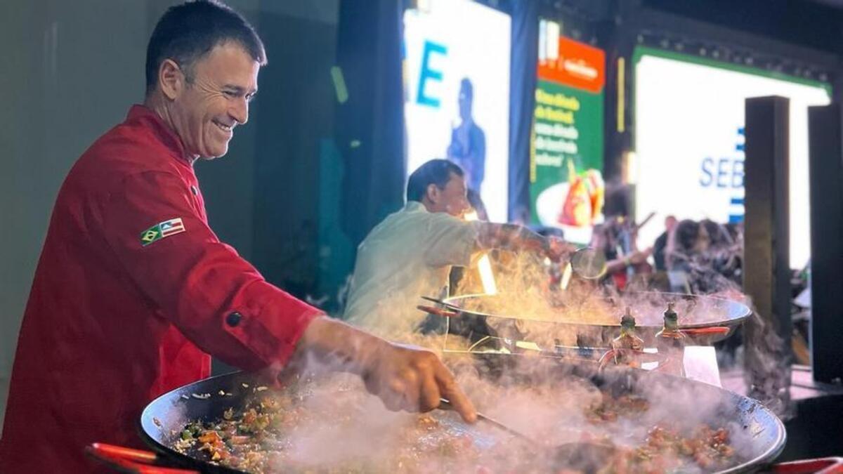 David Peregrina, durante un certamen de paellas en Brasil.