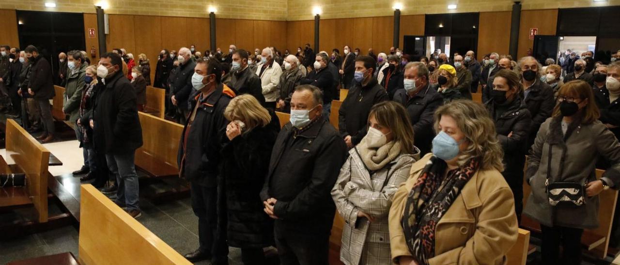 Asistentes al acto religioso por el eterno descanso de Dimas García, oficiado en la capilla del Tanatorio de Cabueñes, en Gijón.