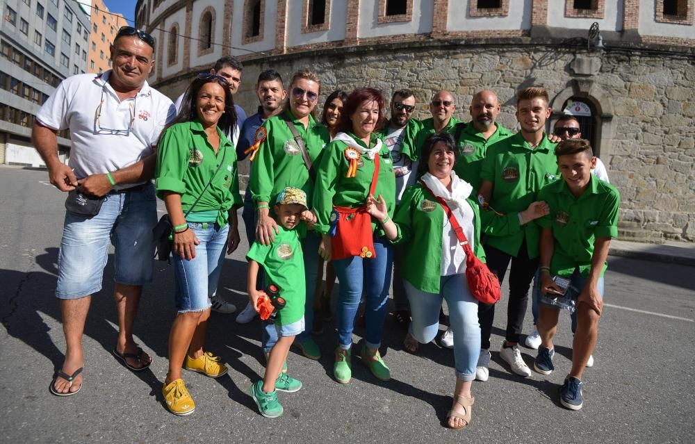 Cientos de jóvenes toman el centro histórico en la primera “noche de peñas” de 2017