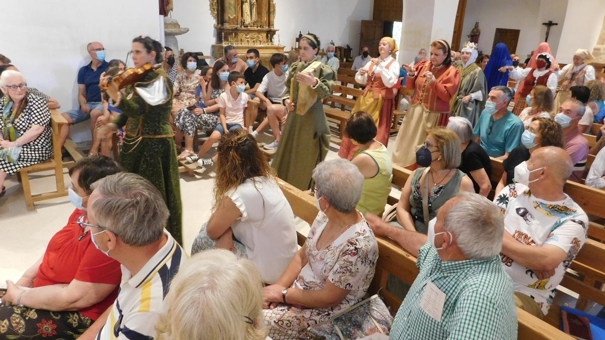 El público disfruta de la representación teatral en la iglesia de San Juan Bautista de Pozoantiguo