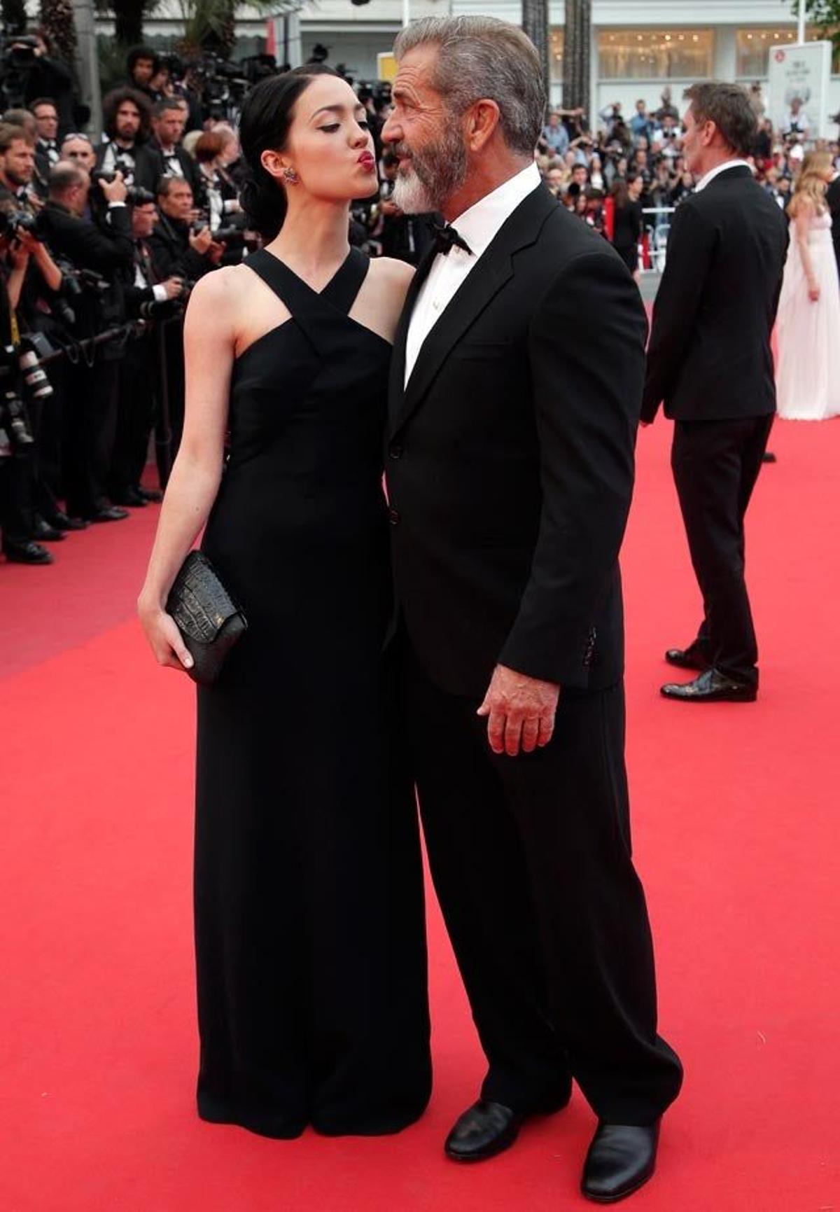 Mel Gibson con su novia Rosalind Ross, en la alfombra roja de la clausura de la 69 Edición del Festival de Cannes.