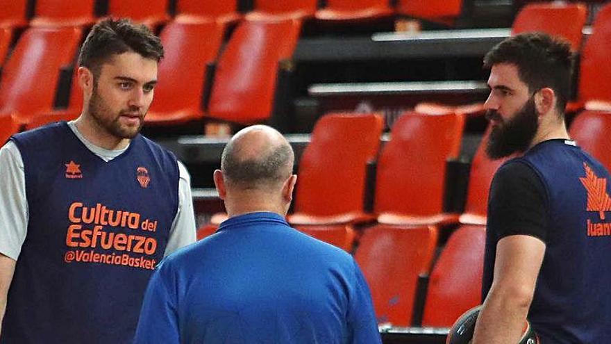 Mike Tobey y Bojan Dubljevic, con Ponsarnau en un entrenamiento