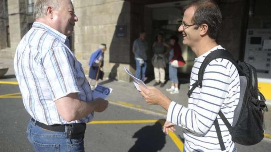 Carril, en el inicio de la campaña informativa, en la estación de San Cristóbal. / carlos pardellas