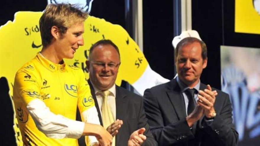 El Tour entrega a Andy Schleck el maillot amarillo de Contador