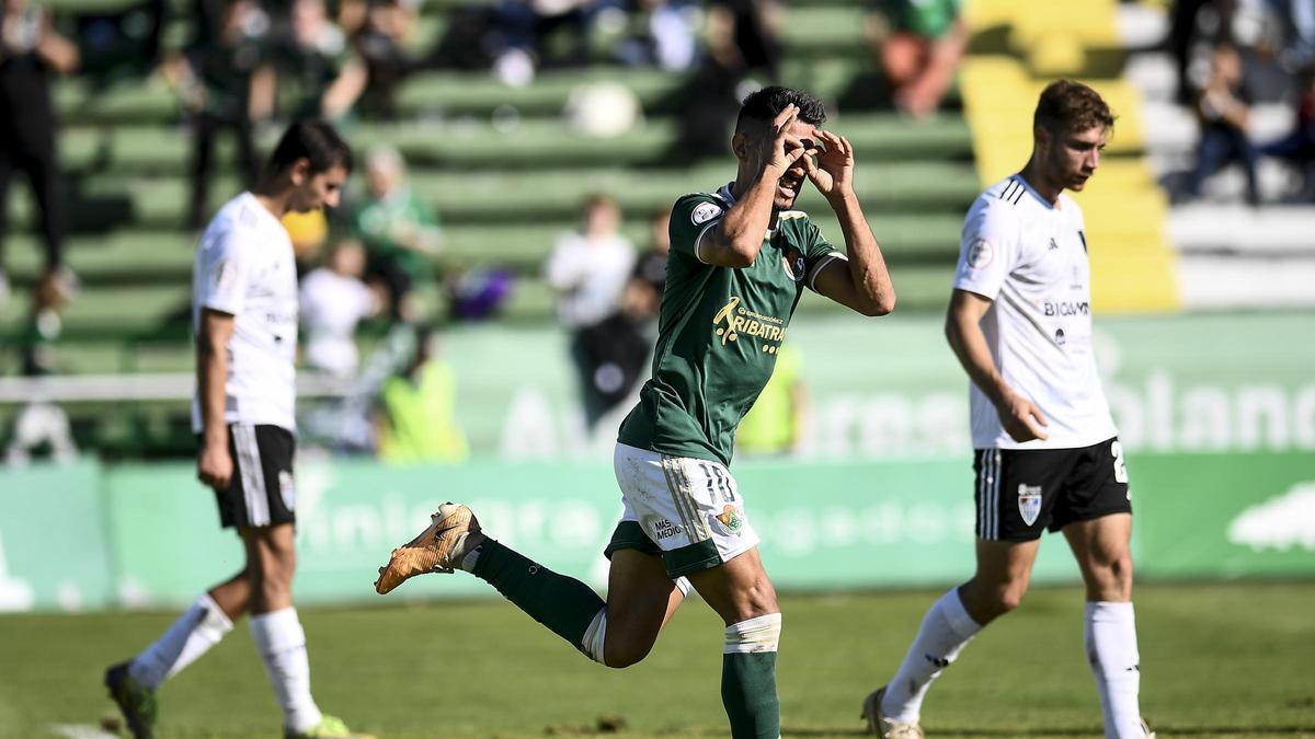 Jorge Barba festeja su gol a la Gimnástica Segoviana en la primera vuelta. No sirvió, ya que el resultado final fue 2-3.