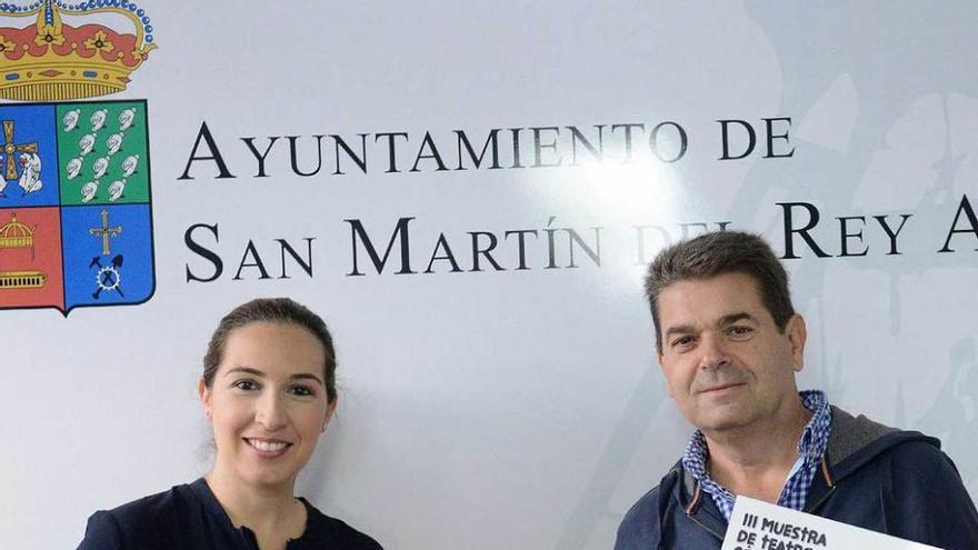 Por la izquierda, María Alonso y José Ramón Martín Ardines, con el programa de la muestra de teatro.