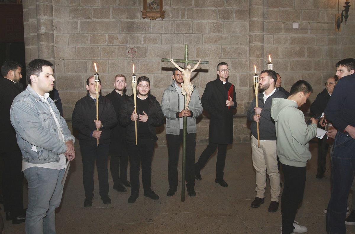 Preparativos antes de la procesión del Viacrucis, acto que ayer inició la programación de Semana Santa. | IÑAKI OSORIO