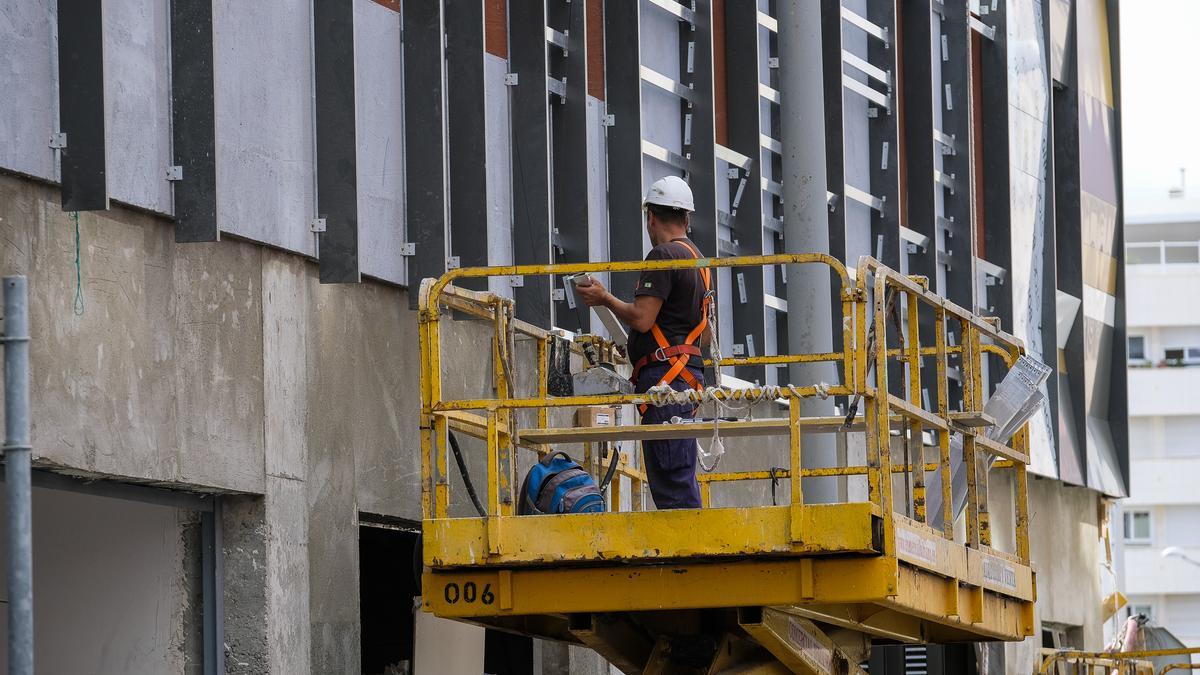 Dos trabajadores desarrollan su labor en un edificio de Las Palmas de Gran Canaria.