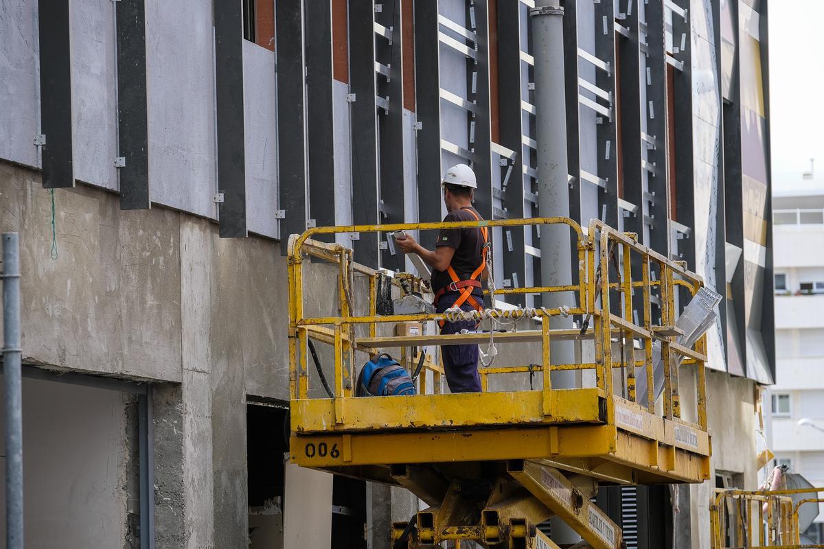 Dos trabajadores desarrollan su labor en un edificio de Las Palmas de Gran Canaria.