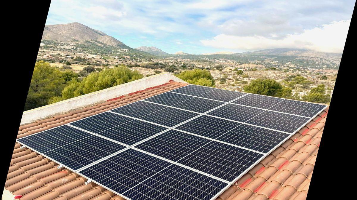 Imagen de una vivienda con placas fotovoltaicas para autoconsumo.