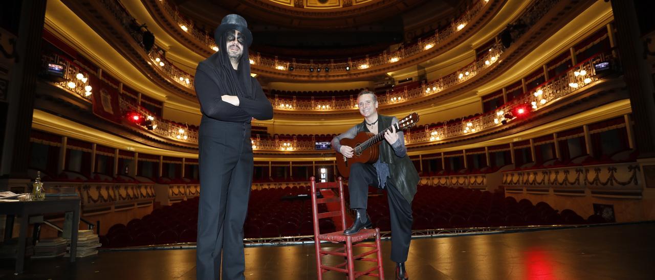 Jesús Méndez y Jesús Prieto, en el escenario del teatro Campoamor