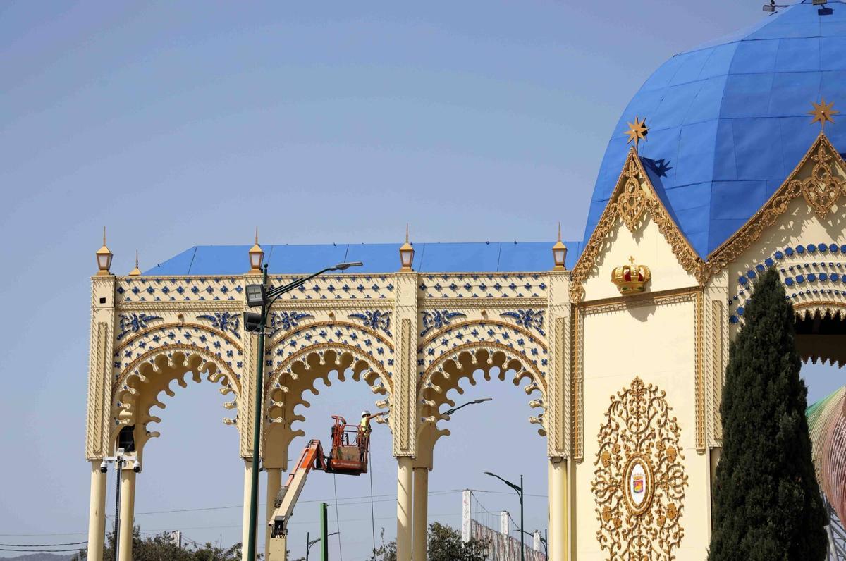 Montaje de la portada de la feria en el Real Cortijo de Torres