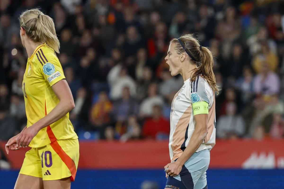 Irene Paredes celebrando un gol ante Bélgica