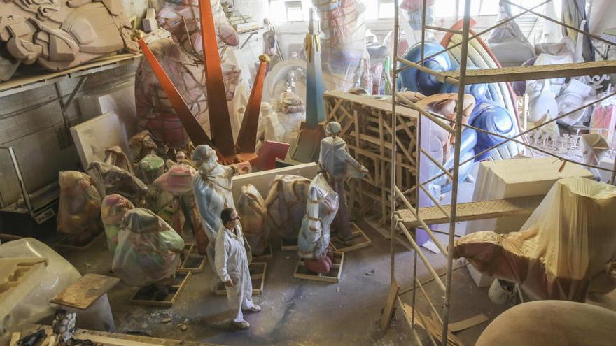 El taller de Pedro Espadero, la semana pasada, lleno de escenas de las fallas