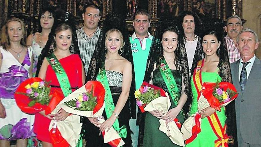 Vecinos de Venialbo durante el refresco en el salón social.