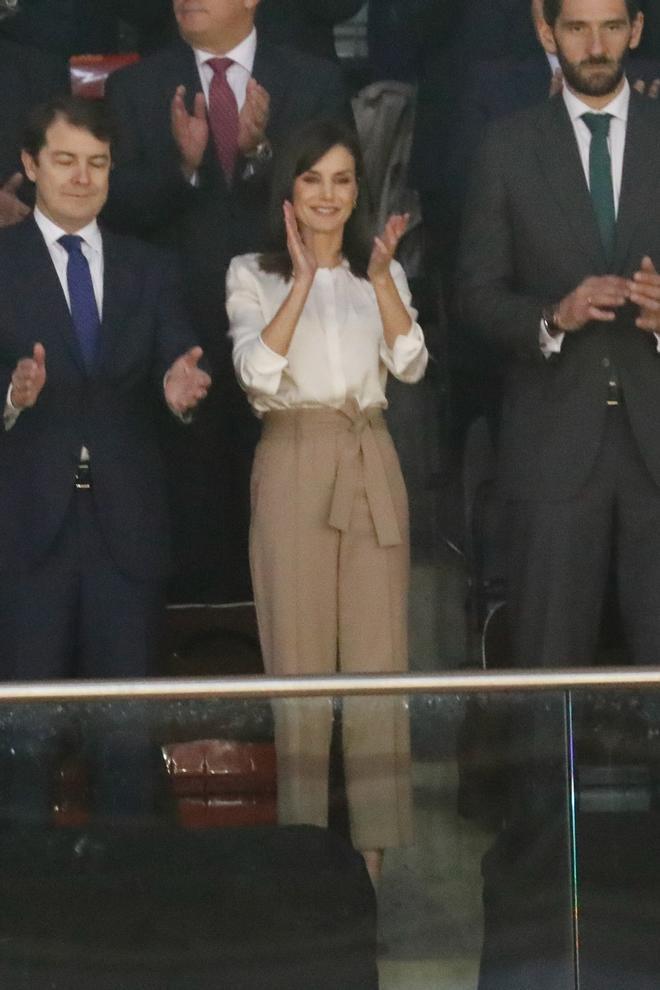 La Reina Letizia con blusa blanca y pantalón con lazada en camel