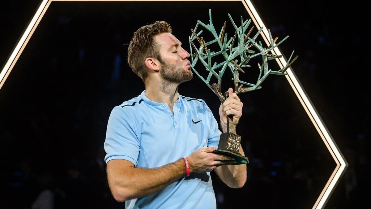 Jack Sock besa el trofeo de ganador en París-Bercy.