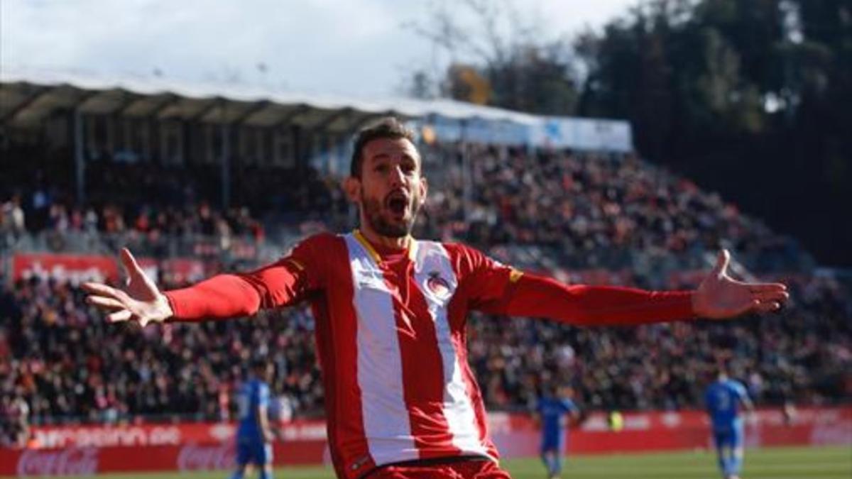 Stuani, el goleador del equipo de Machín, celebra el tanto que dio el triunfo del Girona ante el Getafe, ayer en Montilivi.