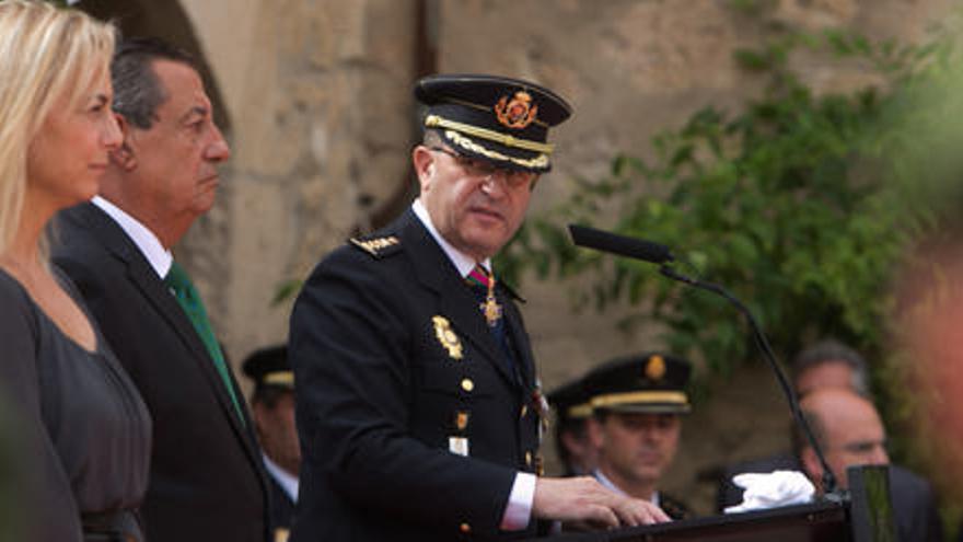 Cuasante pronuncia su discurso el Día de la Policía en presencia de Castedo.
