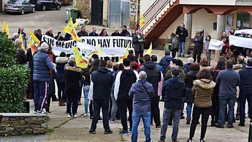 Los manifestantes, congregados ayer en la Plaza Mayor de San Vicente de la Cabeza.