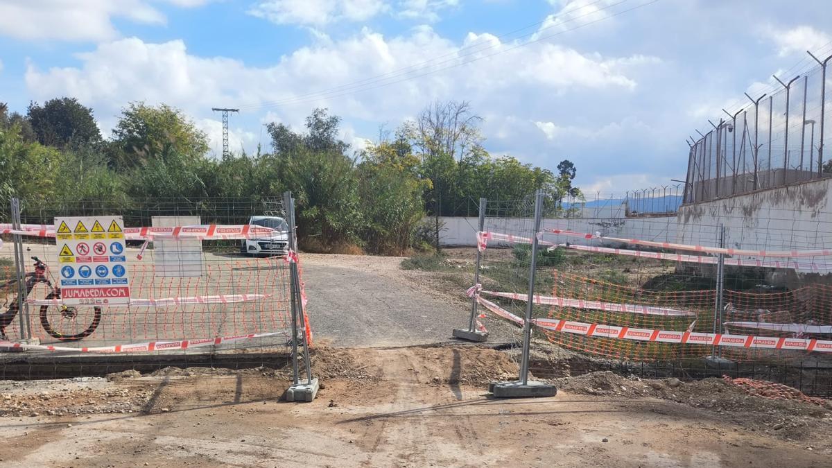 Abre una pequeña franja en el bloqueo del camino entre Javalí Nuevo y Javalí viejo