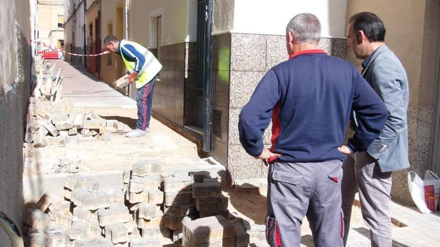 El alcalde visitando las obras