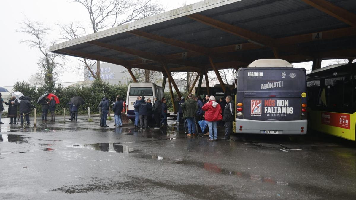 Santiago se queda sin servicios mínimos de transporte urbano: los piquetes impiden la salida de los buses de Amio