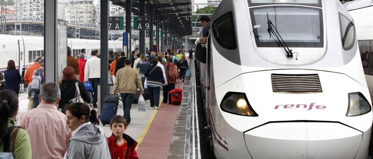 Pasajeros en la estación de Guixar, a punto de subirse a un tren Alvia con destino a Madrid. // JDA