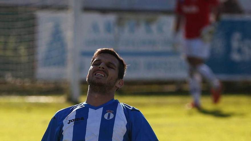 Jorge Fidalgo, que podría volver al once, se lamenta en Miramar.