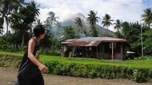 El volcán Mayón sigue activo en Filipinas