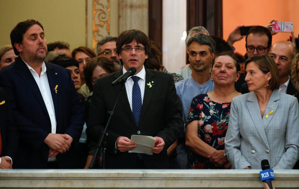 Junqueras, Puigdemont y Forcadell, en el Parlament tras la aprobación. EFE-REUTERS