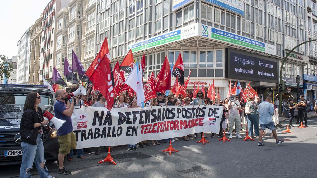 Concentración de trabajadores de Teleperformance en la plaza de Pontevedra