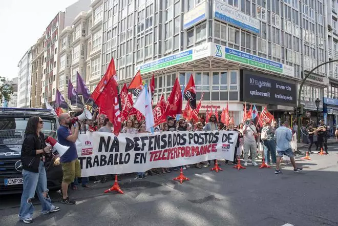 Concentración de trabajadores de Teleperformance en la plaza de Pontevedra