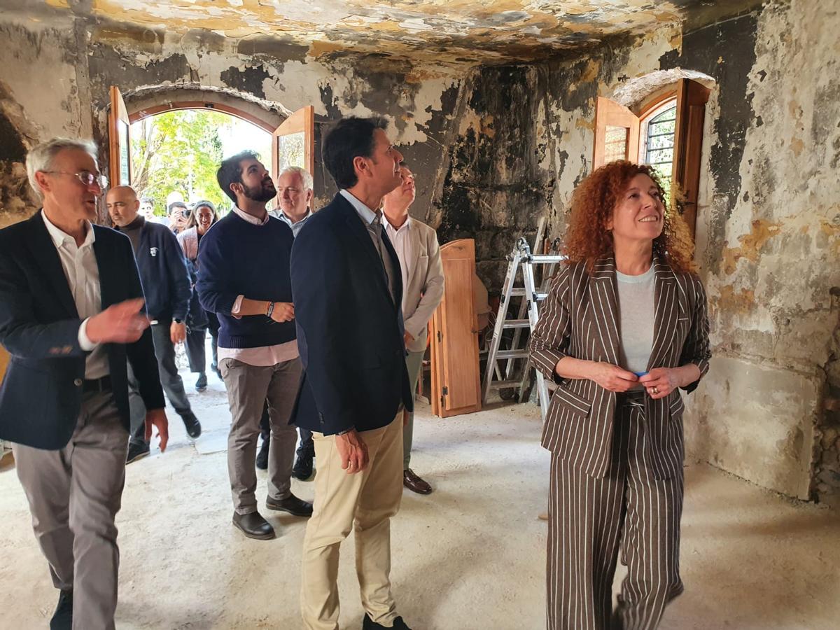 La directora general del SEF, Pilar Valero, junto con el alcalde de Molina, José Ángel Alfonso, durante la visita de los trabajos realizados.