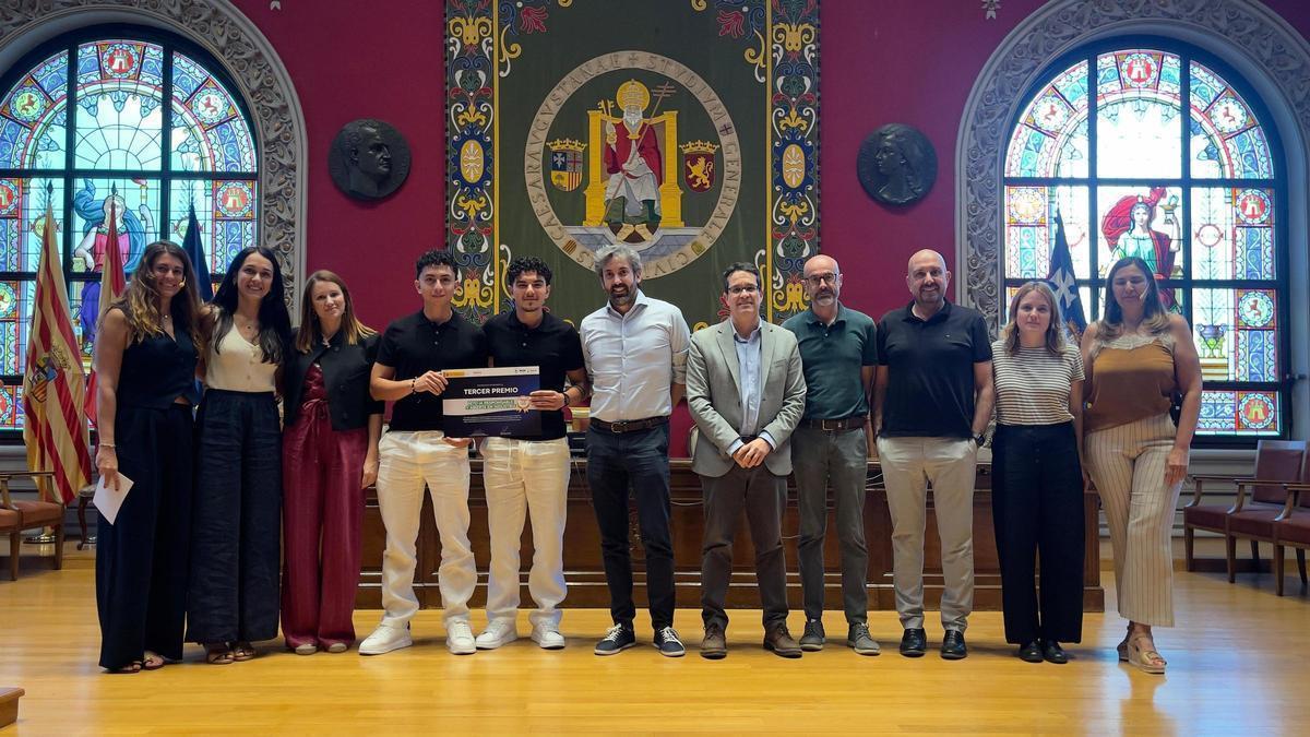 Los desarrolladores de la iniciativa de la UMH de Elche premiada con el tercer premio en la "Hackathon Ciencia de datos e IA"