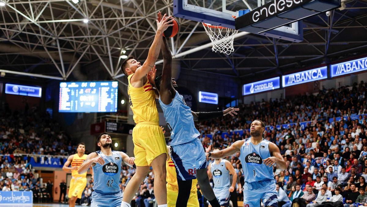 Willy trata de cazar un rebote en presencia de Diouf