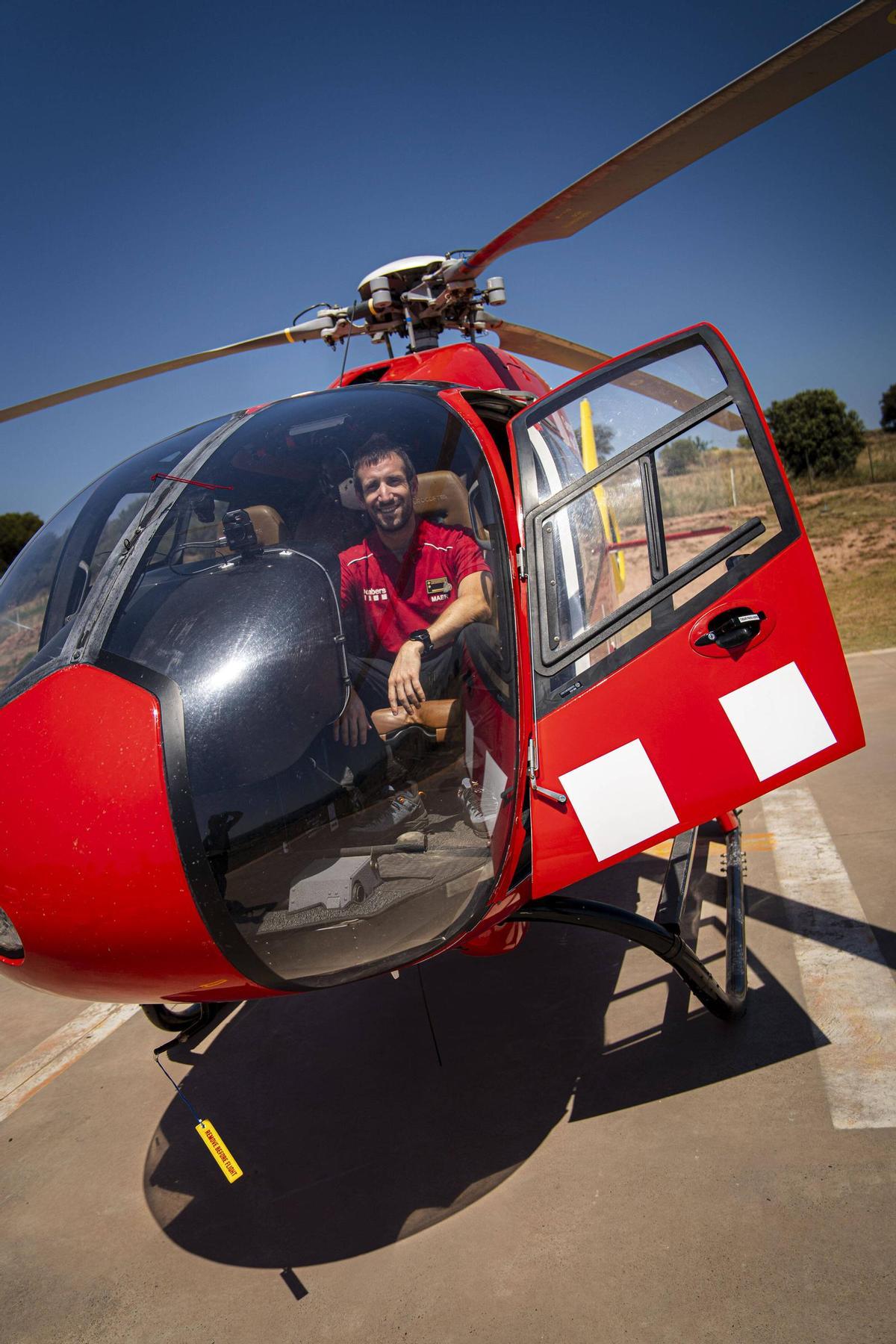 Costa, dins un helicòpter de comandament al parc de Manresa
