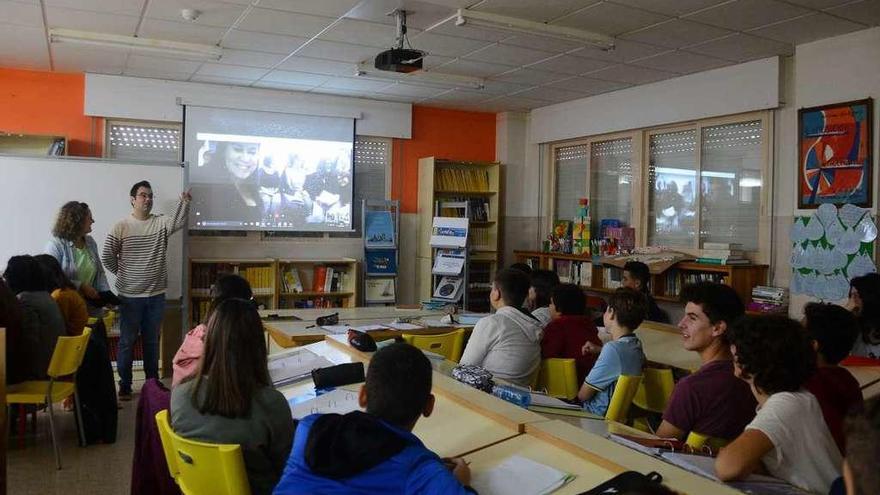 Un momento de la clase, con el proyector al fondo, que fue seguida por videoconferencia desde Italia. /GN