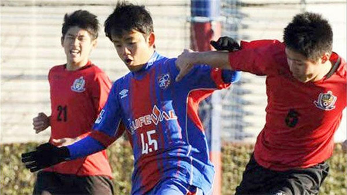 El ex barcelonista Takefusa Kubo (17 años) ¡no se cansa de marcar golazos!