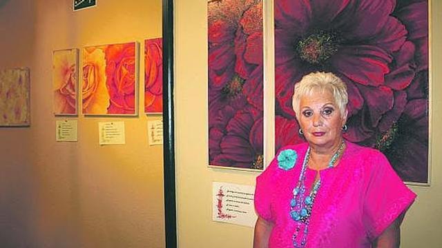 La pintora, en la sala expositiva situada en el Teatro Prendes de Candás.