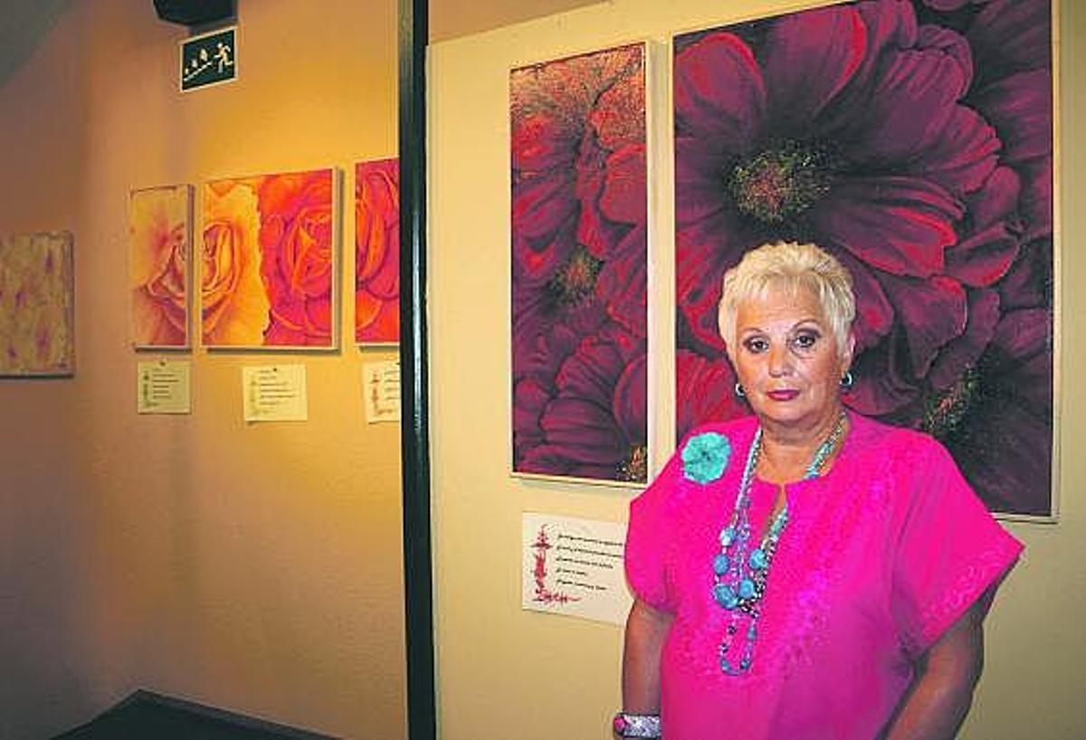 La pintora, en la sala expositiva situada en el Teatro Prendes de Candás.